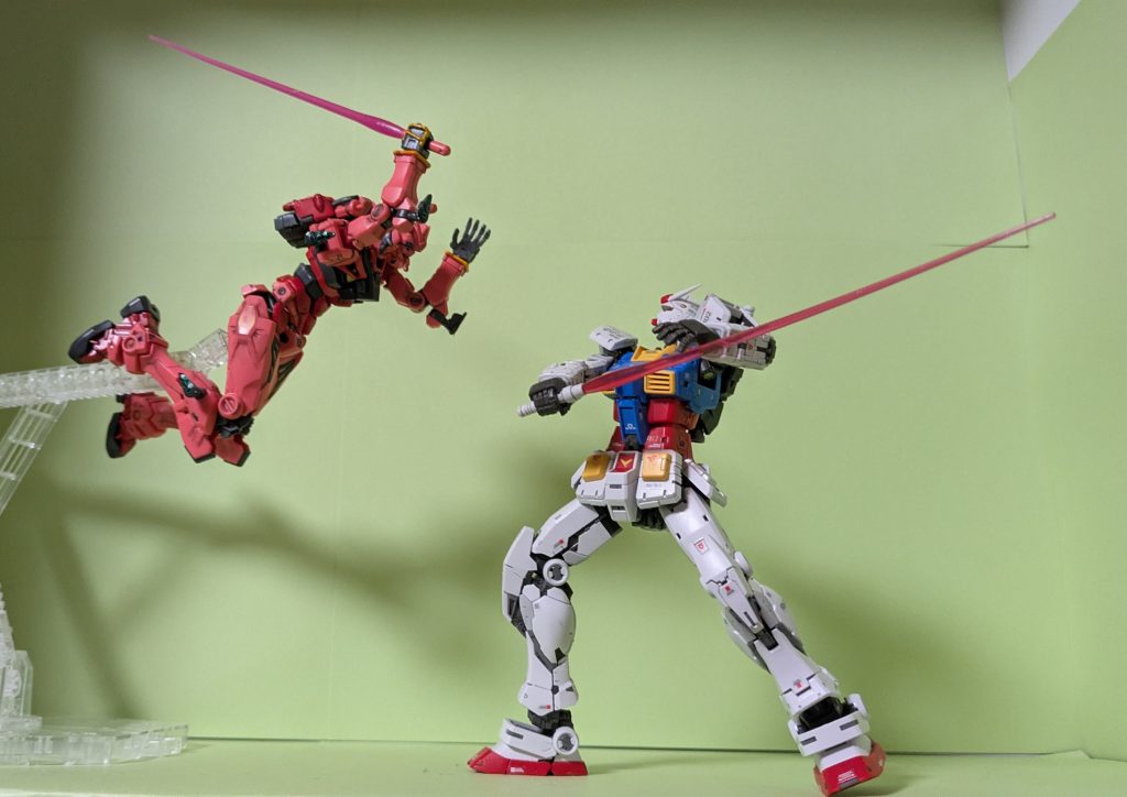 おっちゃ…オリジナルガンダムと決闘赤いガンダムがルーキーみたいに見える。