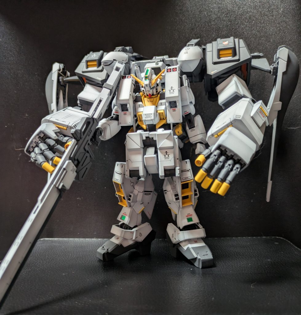 製作した後でディスプレイに困る大きさですがカッコ良さは保証します。上手くバランス取れば自立します。横幅はサイコガンダムよりあります。高さはアドバンスドヘイズルより低いのが救いですね。