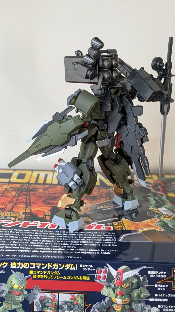 コマンドナイフをどこに付けるか、最後まで悩みましたが、オリジナルの設定どおりの位置に落ち着きました。