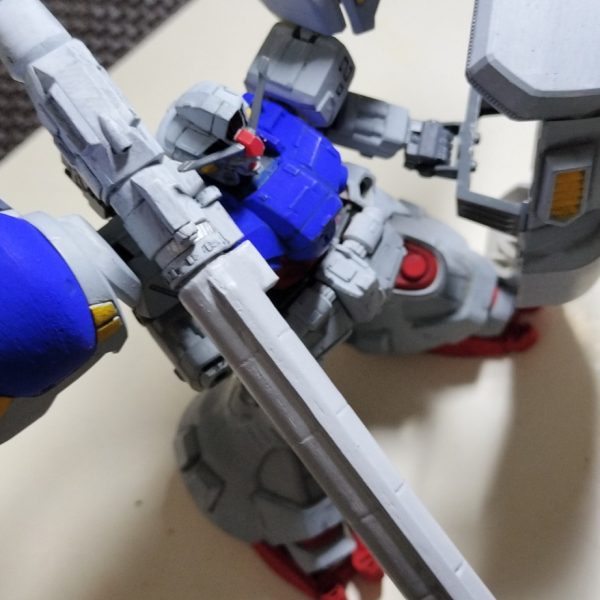 子供が昔素組みして、パーツが破損したり紛失したりしてたものを再生中です。初めてアクリルガッシュで筆塗り、主要なパーツはスミ入れまで進めました。左手とバズーカの砲身が出来たので、やっと形になってきました。まだ右手、バックパック、コックピットのボルトみたいなヤツ、等、、足りないのを補いながら、なんとか完全までもっていきたいです。（3枚目）