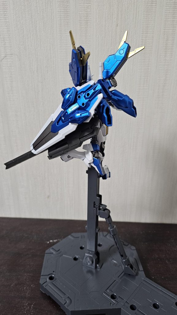 使った色はブライトアイアンプライマリーメタリックブルーアルティメットホワイト+パールクリアプレミアムレッドラフゴールドになります。下地は全てアルティメットブラックです。