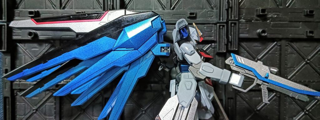 ビームライフルとバラエーナのライン塗り分けにヒィヒィ言いながらマスキングしたのは良い思い出です……