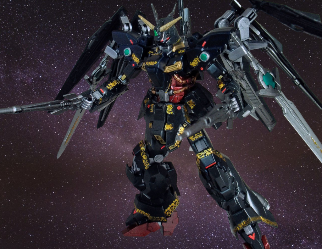 バックパックの羽に付けたライフル。両手持ち。