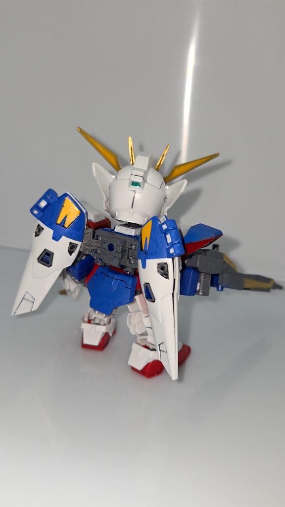 塗装した後の後ろ姿です!翼の部分もひたすら塗り分けに苦労しました💦何回か修正してこれが限界です私には!😭トッモから「肉抜きパテ埋めしないの?」と聞かれましたり。なぜ私がしないかというとこの肉抜きもまたSDEXならではのオリジナル要素だから、ただれだけです。たしかにパテ埋めすると良いかもですが……こういうのでいいんだよ。