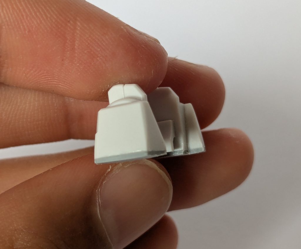 今回いじった場所は特に腹部の延長と全体のスジボリですね。腹部パーツは裏に肉抜きがあったのでそれを埋めるのもかねての延長です。