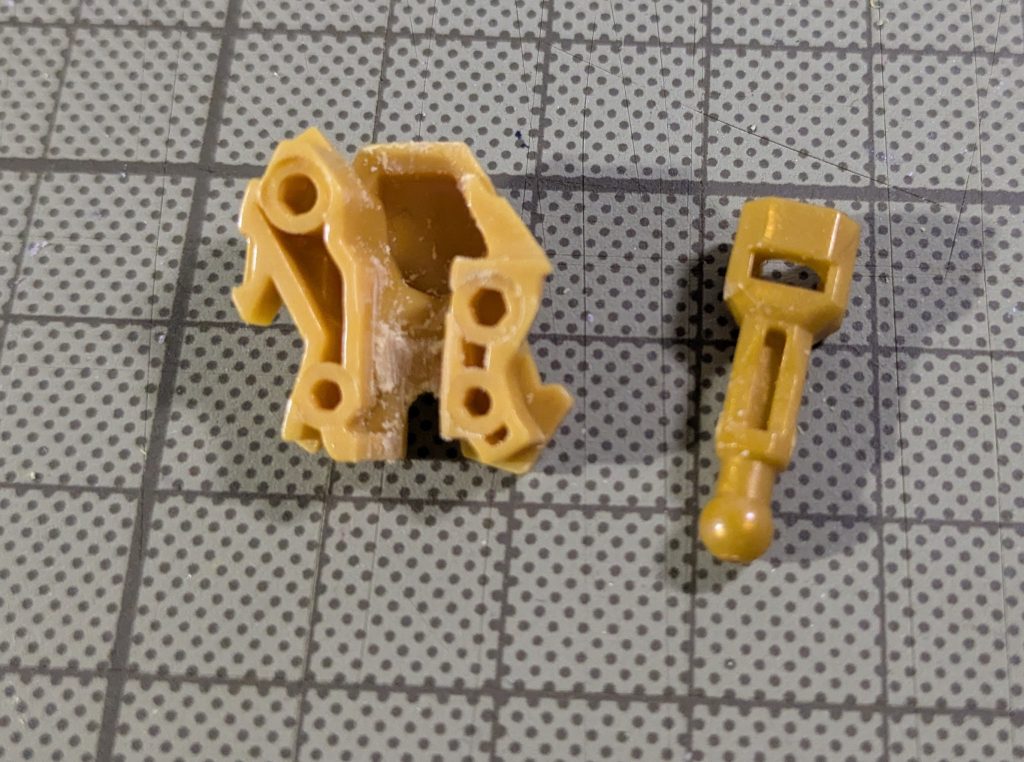 フレームはストライクフリーダムを使用しています。脚周りのみそのままハマらないので、削っています。