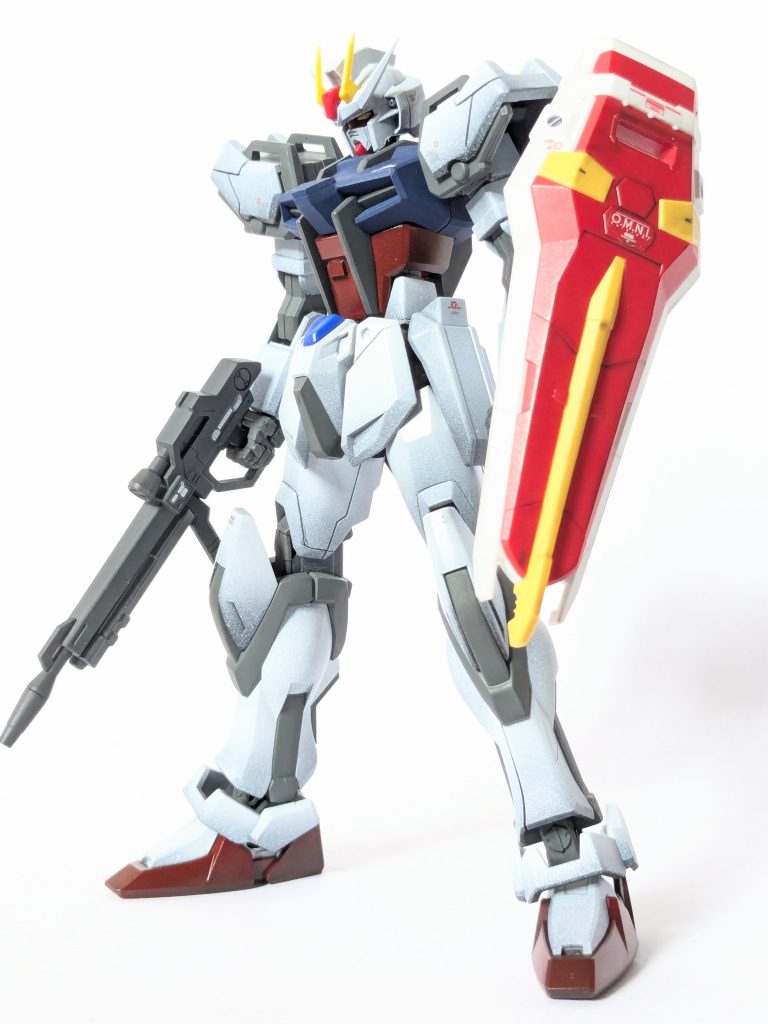 武器を取り付けて。ビームライフルは前作のルージュの流用です😅シールドはRGからつや消し+ちょいウェザリングで。