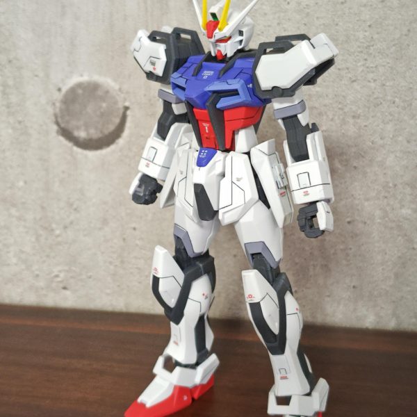やっとEGストライクが買えたので初めてのスジ彫りの練習台になってもらいました。スジ彫りは色んな道具が必要な感じで毛嫌いしてましたが、いざやってみるとスクライバーとガイドテープだけで出来ました。左肩は装甲被せるので面倒で素のままです(笑)バックはスクライバー届くまで感覚掴む為に他の道具使ったのでガタガタですしつこく堀りすぎるどラインが太くなってキズのように見えてくるので加減が大事って事を学べました。次はソードストライカーとランチャーをスジ彫りしてパーフェクトストライクにします！やはり新しく出来る事が増えると楽しい（2枚目）