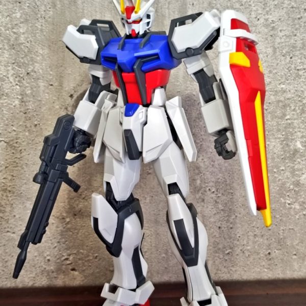 やっとEGストライクが買えたので初めてのスジ彫りの練習台になってもらいました。スジ彫りは色んな道具が必要な感じで毛嫌いしてましたが、いざやってみるとスクライバーとガイドテープだけで出来ました。左肩は装甲被せるので面倒で素のままです(笑)バックはスクライバー届くまで感覚掴む為に他の道具使ったのでガタガタですしつこく堀りすぎるどラインが太くなってキズのように見えてくるので加減が大事って事を学べました。次はソードストライカーとランチャーをスジ彫りしてパーフェクトストライクにします！やはり新しく出来る事が増えると楽しい（4枚目）