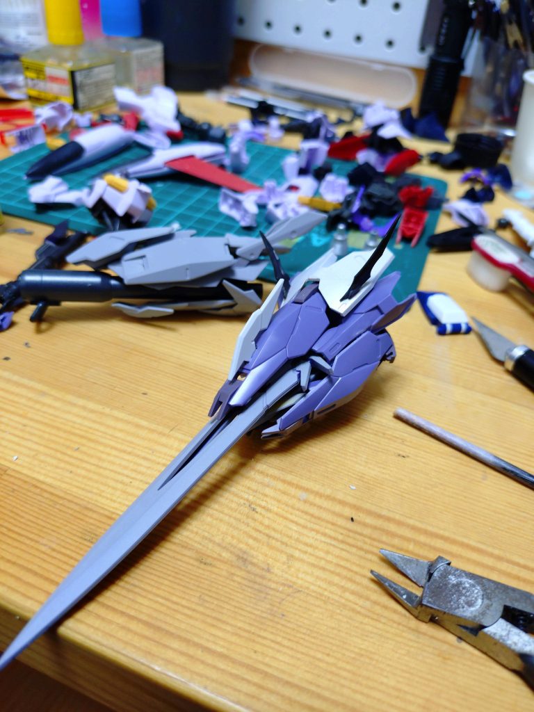 塗装前のグレイソードとガルルキャノン。グレイソードが大きくなり過ぎてバランスが悪くなったので(完成画像では)ガルルキャノンも合わせて大きくするという悪循環笑