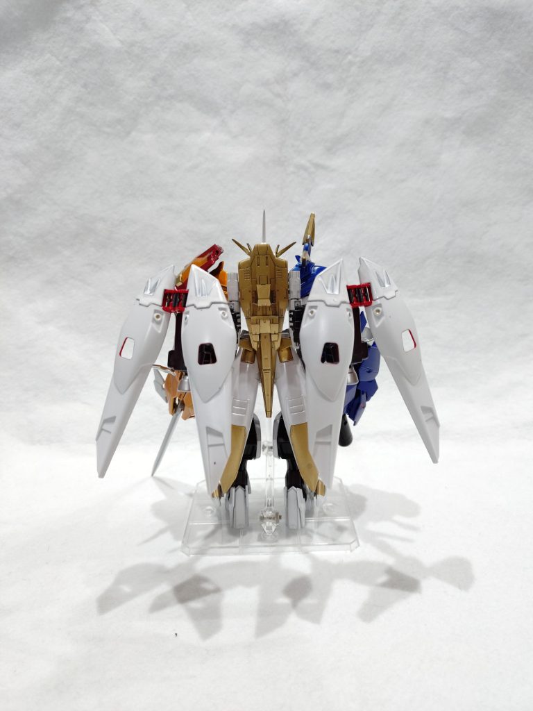 ウィングゼロをもう一体買ってウィングバインダー(脳内設定ではスラスター)をもうひとセット背部に持っていきたいですが予算オーバーでした。いつかジャンクパーツで手に入ったら足そうかな。