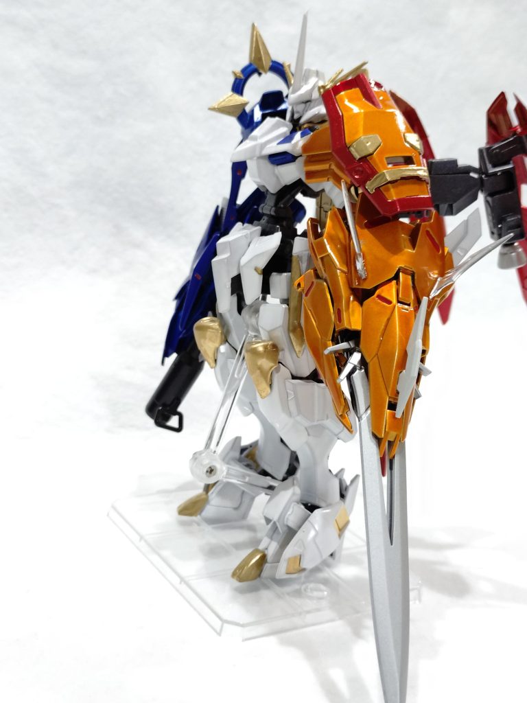 ウォーグレイモン部分ほぼミカエリスです。ブレイブシールドは確かEGストライクの盾を切ってスジボリして色分けしたはずです。グレイソードの剣先は30MFのオプションパーツだったかな?