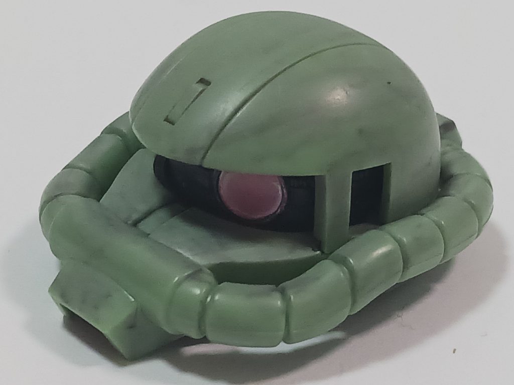 まだわたくしがガンダムにハマってもない頃、、父親がSDCSのザクを持っていました。そして、わたくしも触らせてもらったのですが、、、、ポキッと不穏な音が響き、ザクの頭部が折れました。(gundam-kao9)