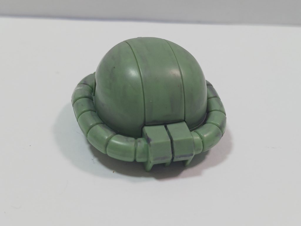 後ろ。今更ですが塗装はガンダムマーカーのグレーを塗り、それを消しペンで消す。と言う感じでやっております。モノアイは、白のガンダムマーカーを塗って、ティッシュで拭き取りました。