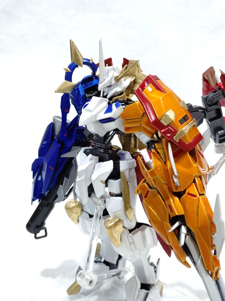 なんかカッコよく撮れた写真。胸部の青いのはプラバン切って貼りました。正直両腕が大きくなりすぎてバランス悪いのが反省点。両腕に負けないようにバランス取ろうと、肘から下を短くして、足と腰は延長しましたが、両腕がMGサイズになってしまったのでバランスは悪いままです。更に背負いものが重くて後ろに仰け反ってしまう。腰を繋いでるのが3mmのプラ棒1本なのでもげそうで心配です。