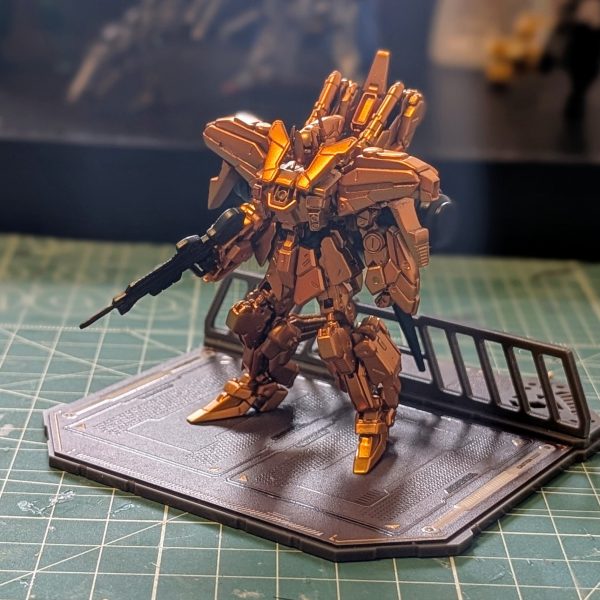 フルアーマー百式改ハイパーモード完成です😎👍…というのは冗談で😅✨あまりにもハイパーモードぽかったので写真撮りたくなりました📸かなり赤金寄りにしてます。ちょっとやり過ぎたかな🤔？エアブラシ塗装がなんとか終わりました！バックパック以外はほとんど金色です😎✨ここからいつもの筆塗り地獄突入編に入ります😈（2枚目）