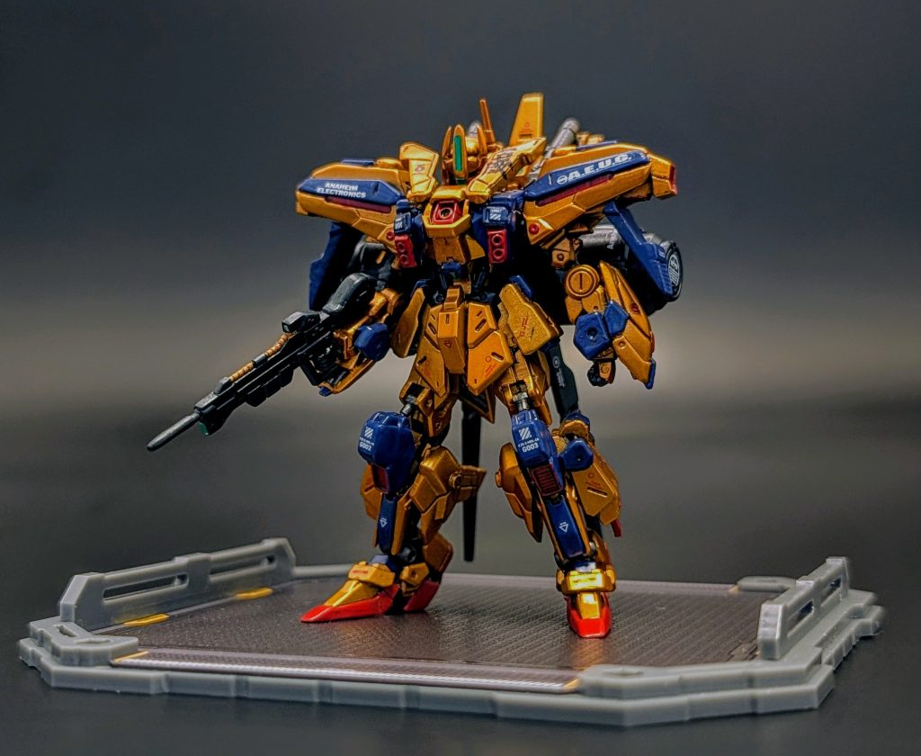 斜め下煽り画像。元デザインもかなりゴツいんですが、肩なんかモビルスーツってより勇者ロボみたいな感じに見えるかも🤔まーでもフルアーマーなんで大目に見てください😅