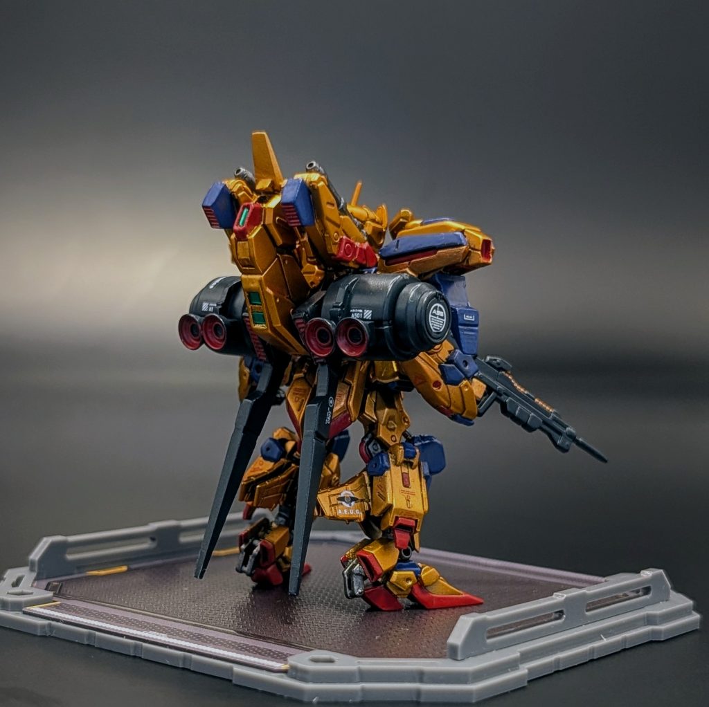 右後。元デザインから比べるとかなりオリジナル要素が強いんですが、雰囲気は出せたかな🤔?バックパックの真ん中にスタビライザーのようなパーツを追加してみたんですが、百式がゼータ系に近いのもあってかそんなに違和感はないと思います👍