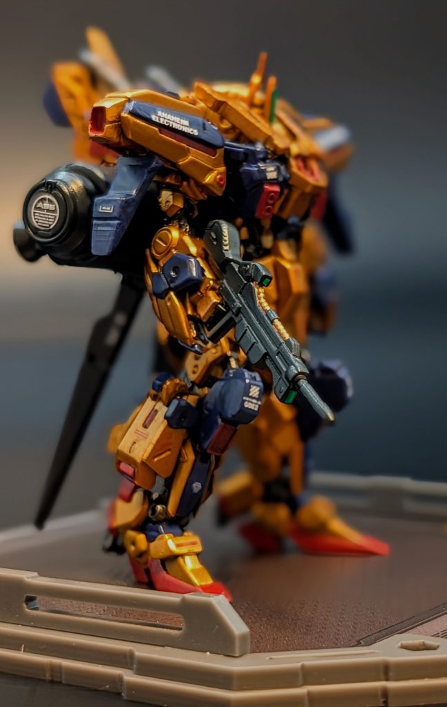 拘り①。ビームライフルのセンサー部分にはバンダイから発売されている3Dメタリックステッカーを使ってみました。試しに買ってみたんですが、予想以上に使えるアイテムだったのでこれからのアーティファクト作品のマストアイテムになるかも🤔他のグリーンのセンサー部分にもこのステッカーを使っています!