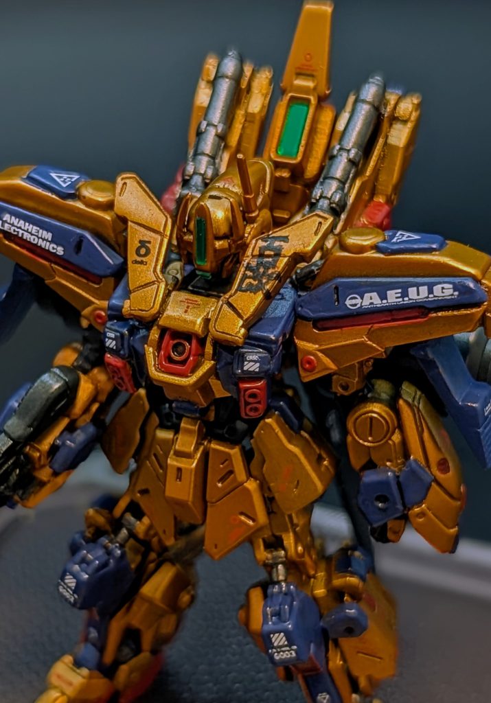 ホントはやりたくないけどドアップ😱手書きマーキングは「改」の方は気に入ってるんですが、「百」の方はスジ彫りと被ってしまっているし形もいびつで正直書き直したい…😇今回は塗装の粗を隠すためにデカールは多めに貼ってます🤤