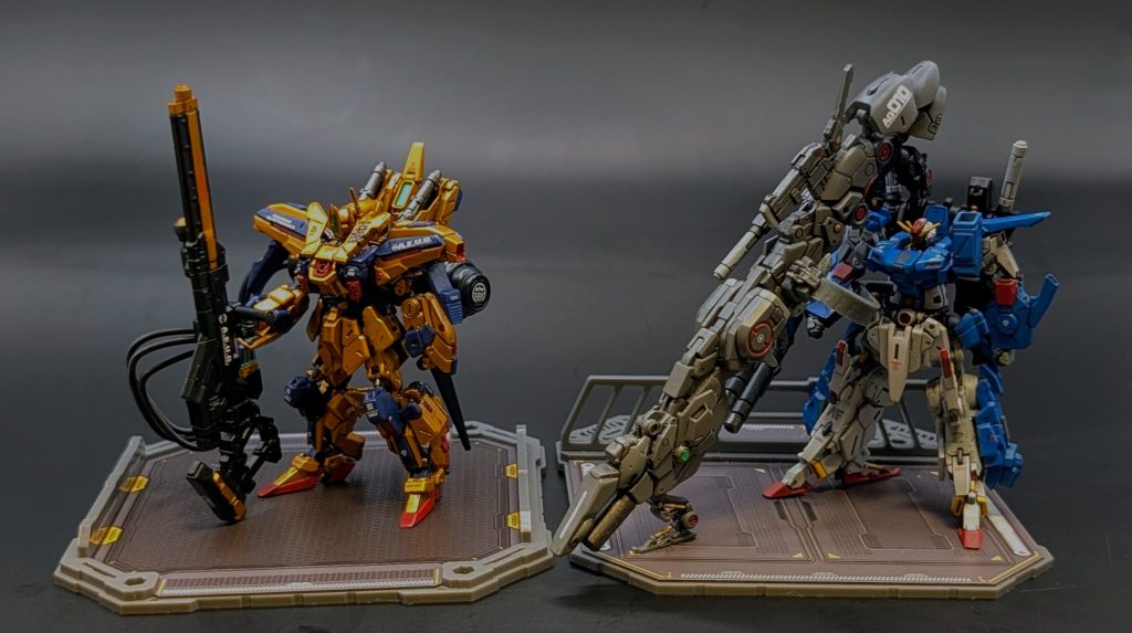 前作とのツーショット①。デカ盛り武器を持ち寄って出撃前の図😎エゥーゴの戦力が最大限に揃ってたらこんな感じだったんだろうか…🤔シン・ガンダムチームでも作ってみようかしら🤩