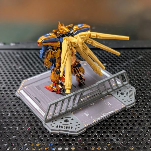 フルアーマー百式改制作中から1弾再販したらもしかしたら出来るんじゃないかと思っていたこのミキシングプラン😎✨Hi-ν側のバックパックのダボを削ったら装着できました👍ファンネルの角度は好みで変えてます💡フリーダムみたいになっちゃったけど、結構イケてるかも🤔？（2枚目）