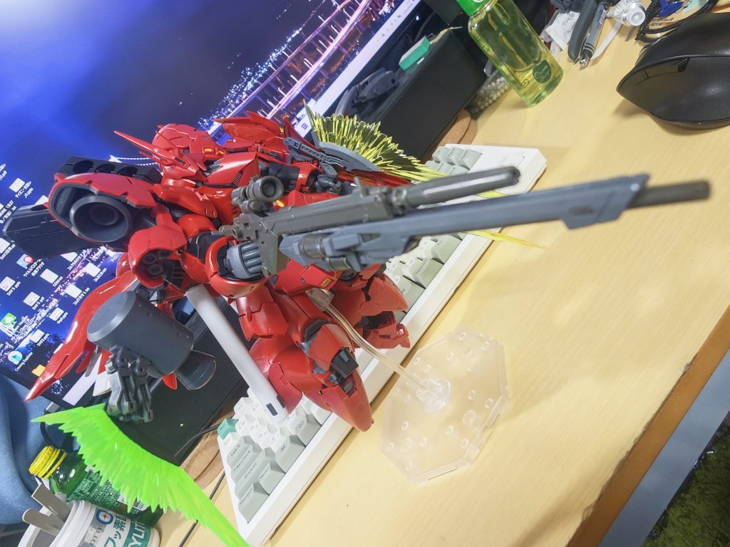 主兵装はダブルロングライフルです。3発だけバスターライフルとしても利用できる仕様です。