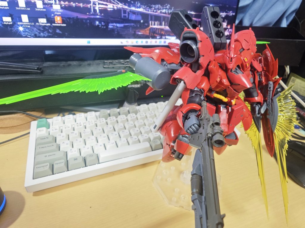 近接戦闘時は背部のビーム刃を羽のように展開します。