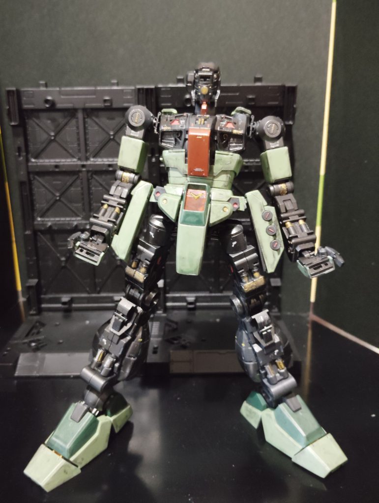 頑張って内部を塗り分け、ピンク、ゴールドなどで情報増えるように塗ってます。その他足元のパイプを切り取り、金のランナーに差し替えたりしました。遠目に見る限りいい感じ