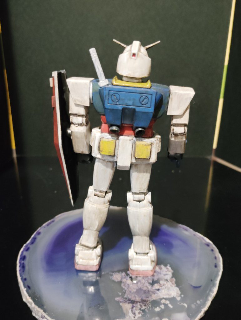 背中シールドを磁石でつけられるようにランドセル内に磁石を仕込む。