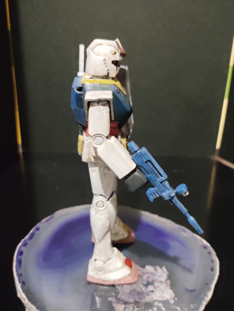 ビーム・ライフルの照準にクリアのランナー。足には100均で買ったアクリル板貼り付けてみた。