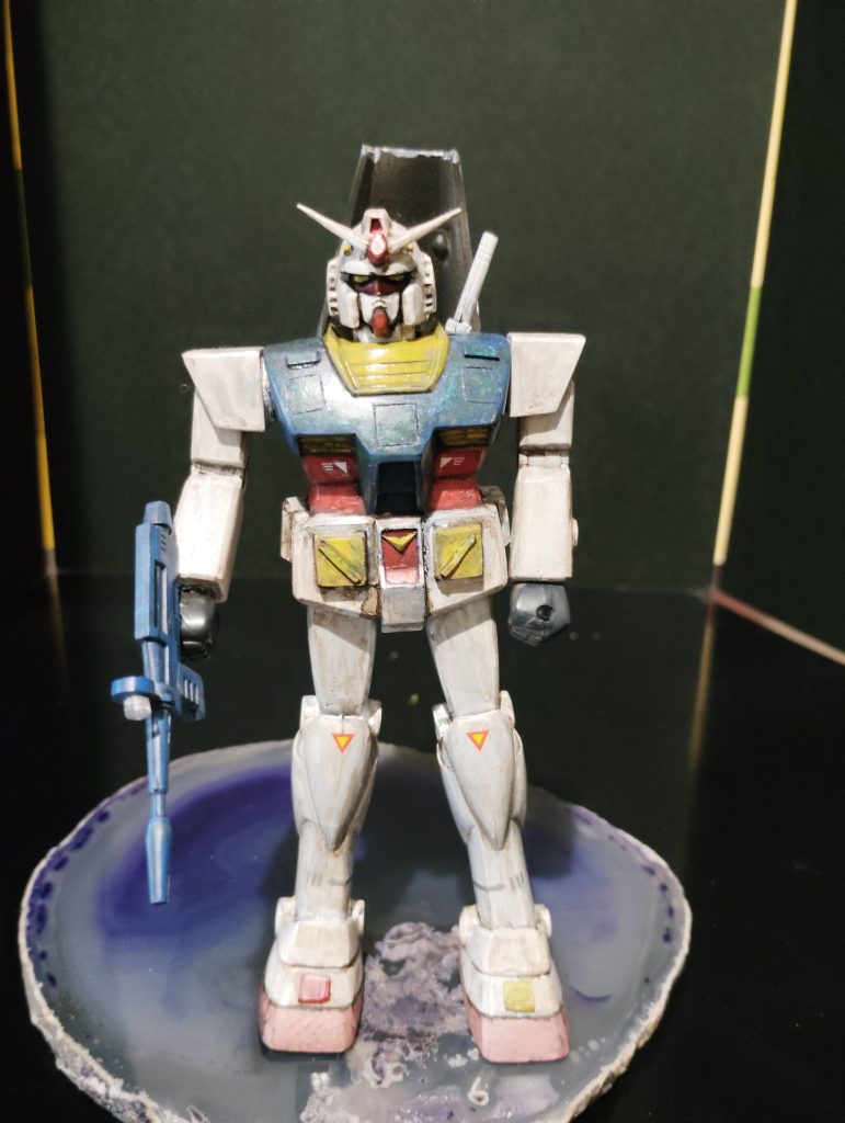 筆塗りしました。いろんな色を重ねてます。筋彫してプラ板を貼り付けました。