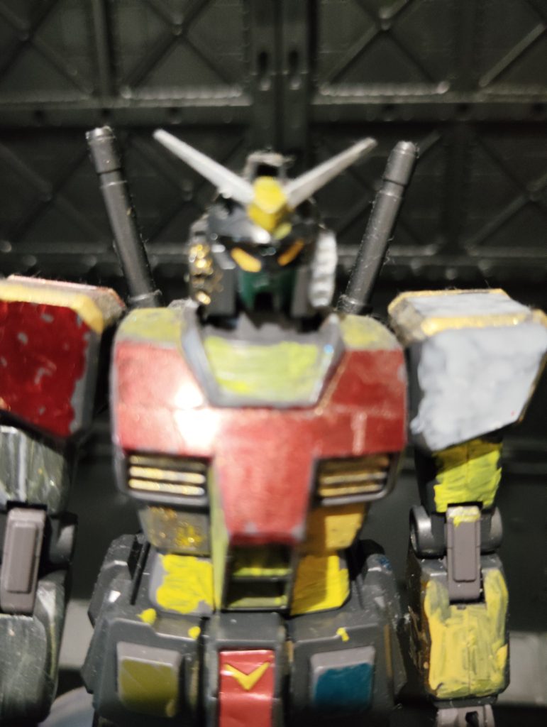 顎のパーツをつけず目のシールを貼ってます。私が顎のパーツをつけて修正しようとしたら怒られましたので、そのままクセの悪い顔です、顎もありません(gundam-kao5)