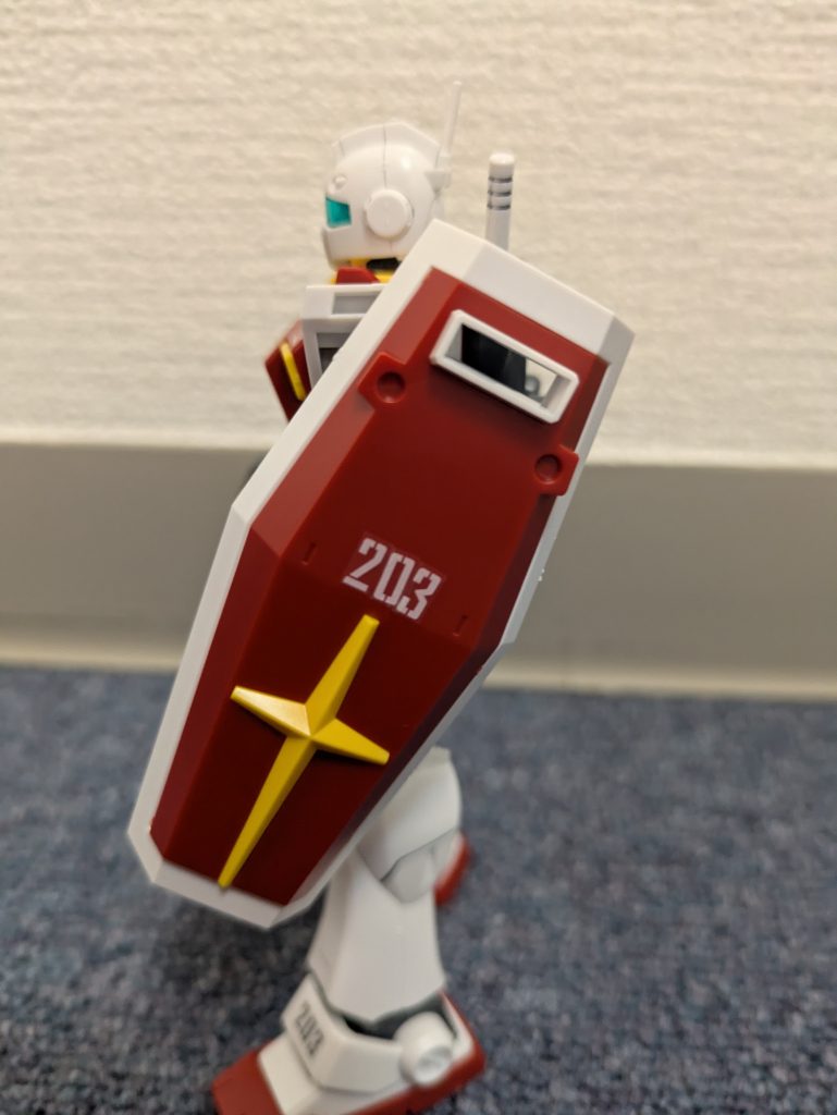 盾にもしっかり203のマーク。