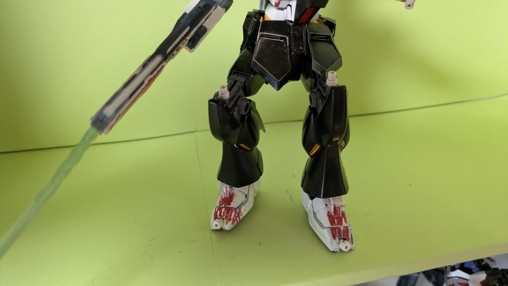 ひざとつまさきにもビームライフルをはやしました。