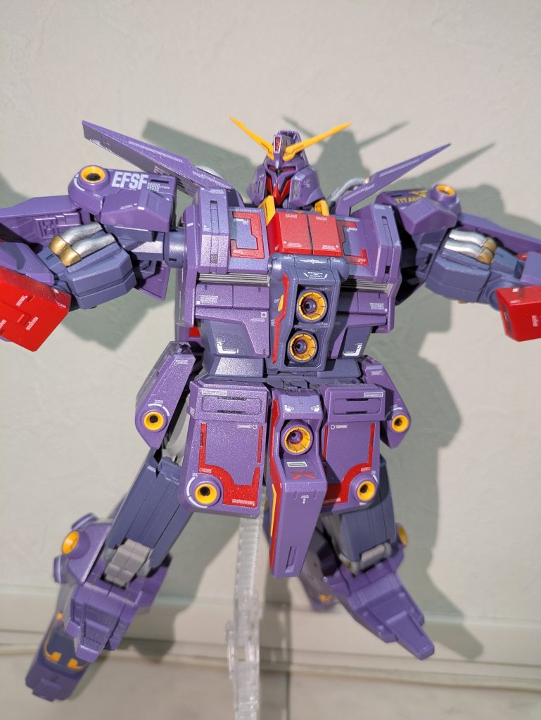 変形する時に足に触りまくる必要がある為、デカール少なめです(gundam-kao10)特に大腿部…