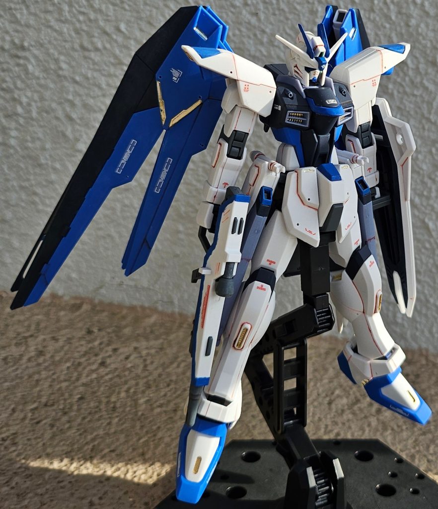 セイラマスオさんの作例を見て購入、小顔化とヘルメット前後幅増しした後しばらく放置。映画の影響を受けて金色をうまく使えたら…など思いガンダムマーカーEX(イエローゴールド)買って満足して放置。としばらく積んだままでしたが何とか完成しました。