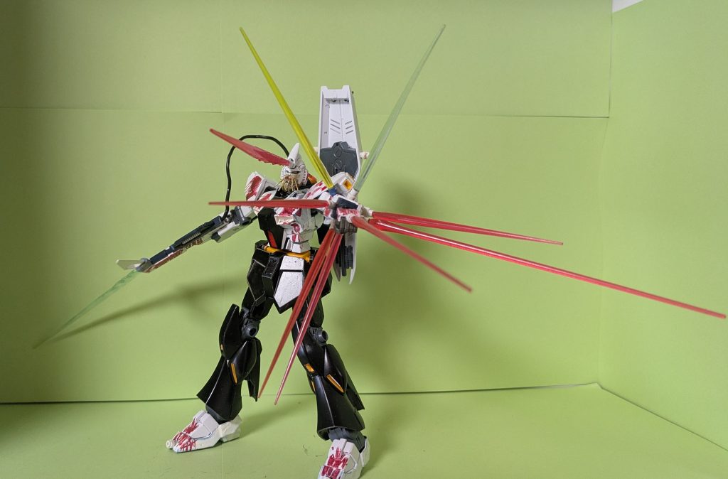 おはしをもつほうじゃないウデにビームサーベルをはやしました。これであくのジオンセイジンをヤツザキにします。