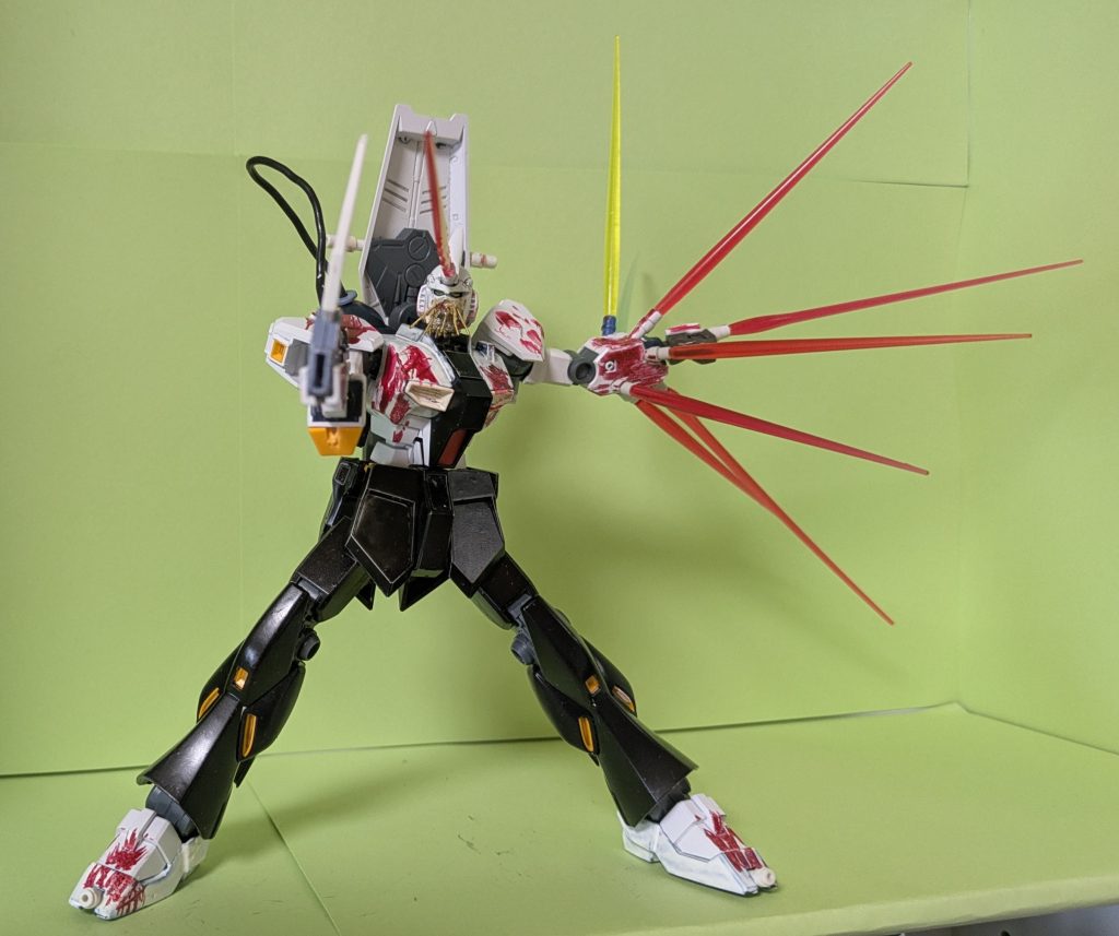 おはしをもつほうのウデはデカいビームサーベルです。ビームライフルとしてもつかえます。