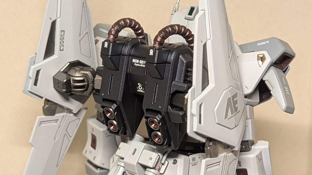 元々、標準で美しいゴールド塗装されてましたが、パーツをランナーから切り出した際に出っ張りが気になり、ヤスったら剥げました…3箇所ほどやらかしたとこで…「もう全部剥がしてしまえ」ってことで、メッキ剥がしに挑戦！結果こんなんなりました。