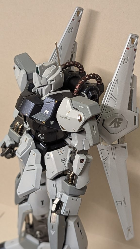 デカールは、エゥーゴではなくアナハイムエレクトロニクスメインで、納品直後なイメージを。「百」はイメージ合わなかったので貼ってません。華奢な印象ですが、この内部フレーム見せまくりのデザインや変形できそうで、できないのも( ・∀・)ｲｲ!!