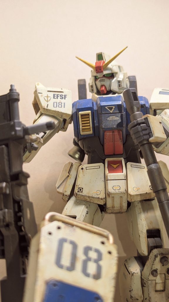 180㍉キャノン組み立て中使ったのはMr.ウェザリングカラーグラウンドブラウン。ガンダムマーカーブラウンエナメルグレー/シルバー/ブラックなお、ウェザリングマスターと言う化粧品のような物も買いましたが、使い道がイマイチ分からず、そっとしまってありますｗ今後も、色々試してみます。ところで、可動的に輝き打ちのポージングが不可能だと思いますが、どうやってるんですかね？