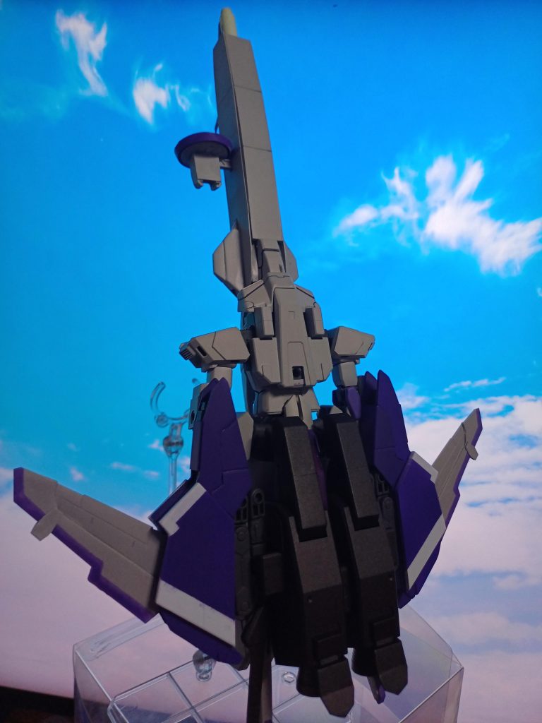 実力不足で肩は元の形ではありません。 お許しください。この作業をしながら考えたのが、前作のファブニルも構造は同じなので、腰の連結ジョイントさえ作ってくれれば、ファブニルの変形も可能になると思います。