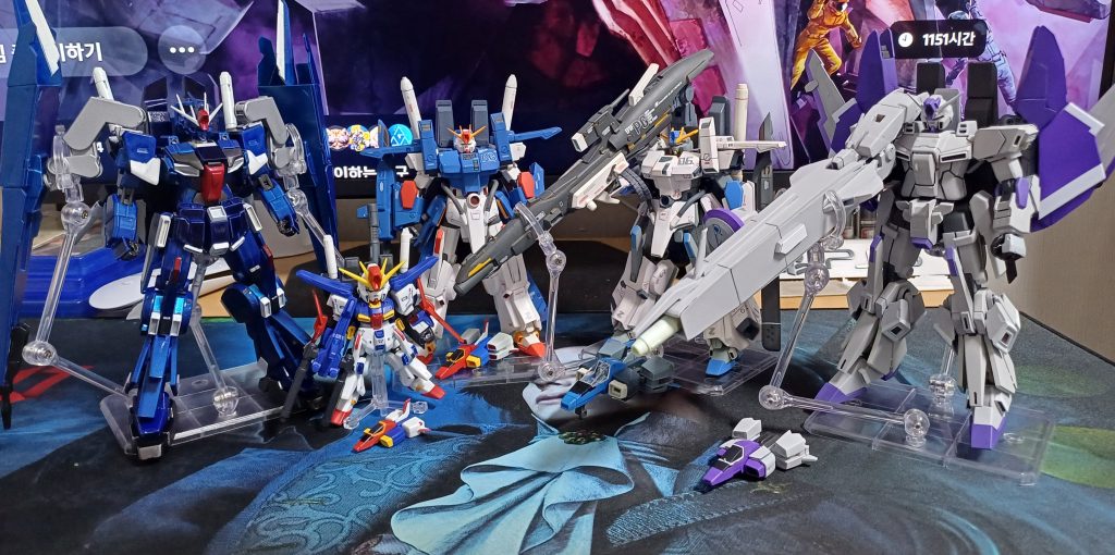 さいごにうちのZZファミリーです。 前作『ファーブニル』から『セタプラス』の次は『強化型トライオン3』の予定で、4番目はプロトタイプ『zz』を考えていますが、いくら『zz』が好きでも4つ連続で同じキットを作るのは難しそうなので、ちょっと悩んでいます。 とりあえず、次の作業よりはシータプラスのシールドと窓、主人公のフィギュアを作りながらヒーリングしてみるつもりです。 この作品が気に入ったら、前作のファブニールも見てください。https://gumpla.jp/hg/2357901今日も作品を見てくださってありがとうございます