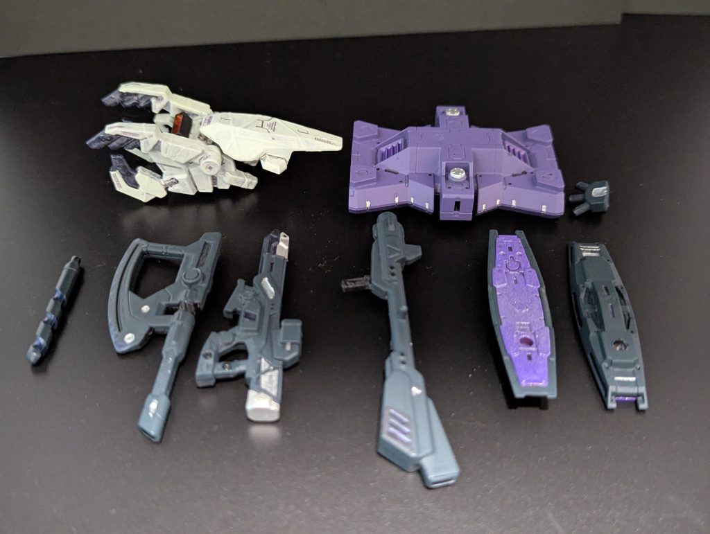 武装バイブレーションネイルはGフレームのバンシィ。HGの物はジークアクスの体格にはデカすぎました。Gフレームにしたことでアクション稼働幅が広がる副次効果もあり。バックパックは30mmのホイールビークル斧はアームアームズライフルはジークアクスバズーカはVガンダム?のジャンクサイコプレートは30mmのマルチブースター系のパーツ