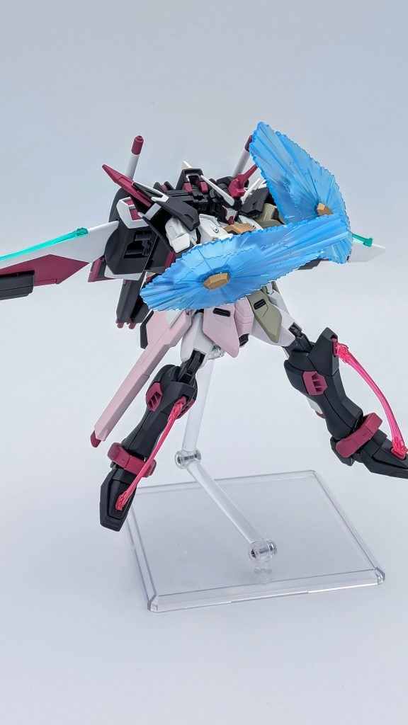 ビーム系内装火器全展開。両腕分のビームシールドエフェクトつけると無茶苦茶防御面積広く見えますね。それにしても、何故ジャスティス系には一生搭載されないんだ…