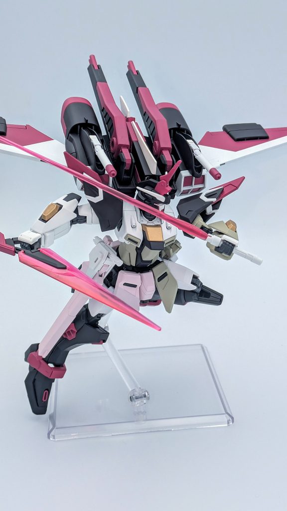 ビームサーベル&ビームブーメラン。初代ジャスティス以外、ビームサーベルとビームブーメランを2本ずつ装備した機体は無かったような?