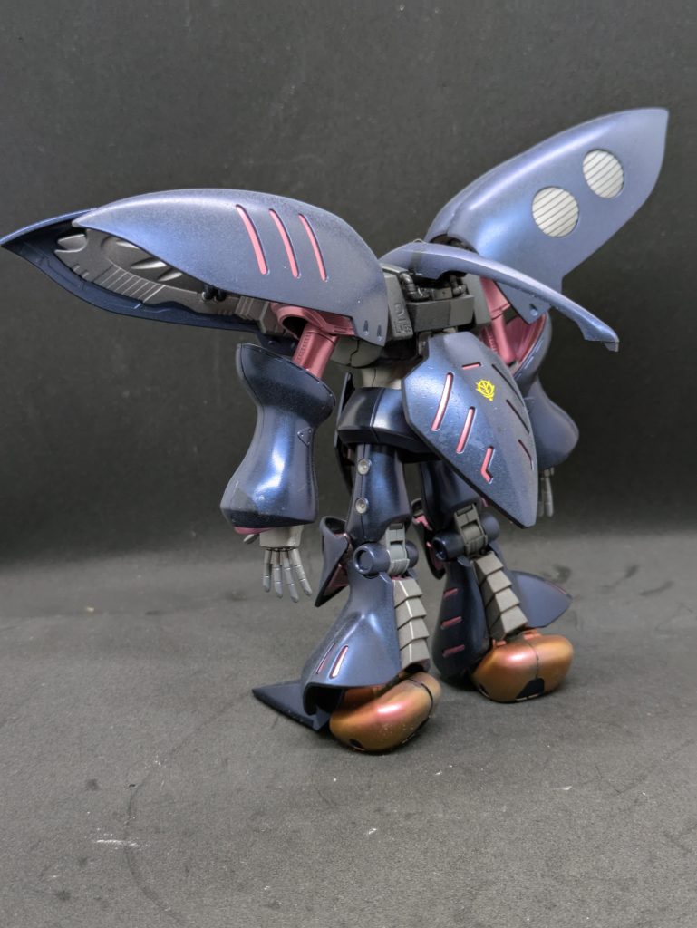 本体の色は、もうこの色を使いたくて仕方ないものを使いました。ガイアノーツから発売されているプリズムブルーブラックです。定価は1000円を超える私には高級塗料でしたが、お馬さんで当たった時に買いました。下地に黒サフ→光沢ブラック→本色。隠蔽力が強いと調べてから塗ったのですが、何回吹いてもただの黒のままで焦りました。原因はただの撹拌不足でした。メタリック塗料の時は気を付けていたつもりなのですが、この塗料は更に注意したほうが良さそうです。ちゃんと撹拌されてからは値段以上の効果を出してくれました。やはりこの色を選んで良かったです。高級感を出したい機体にはこれからも積極的に使いたいなー、と思わせてくれます。高いけどぜひお試しください。ガイア○ーツの工作員かよ(笑)