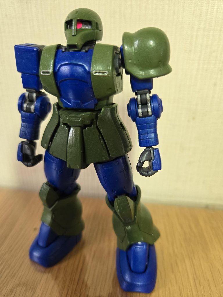 ザクIは動力パイプ等が無いのでスタイリッシュですよね。