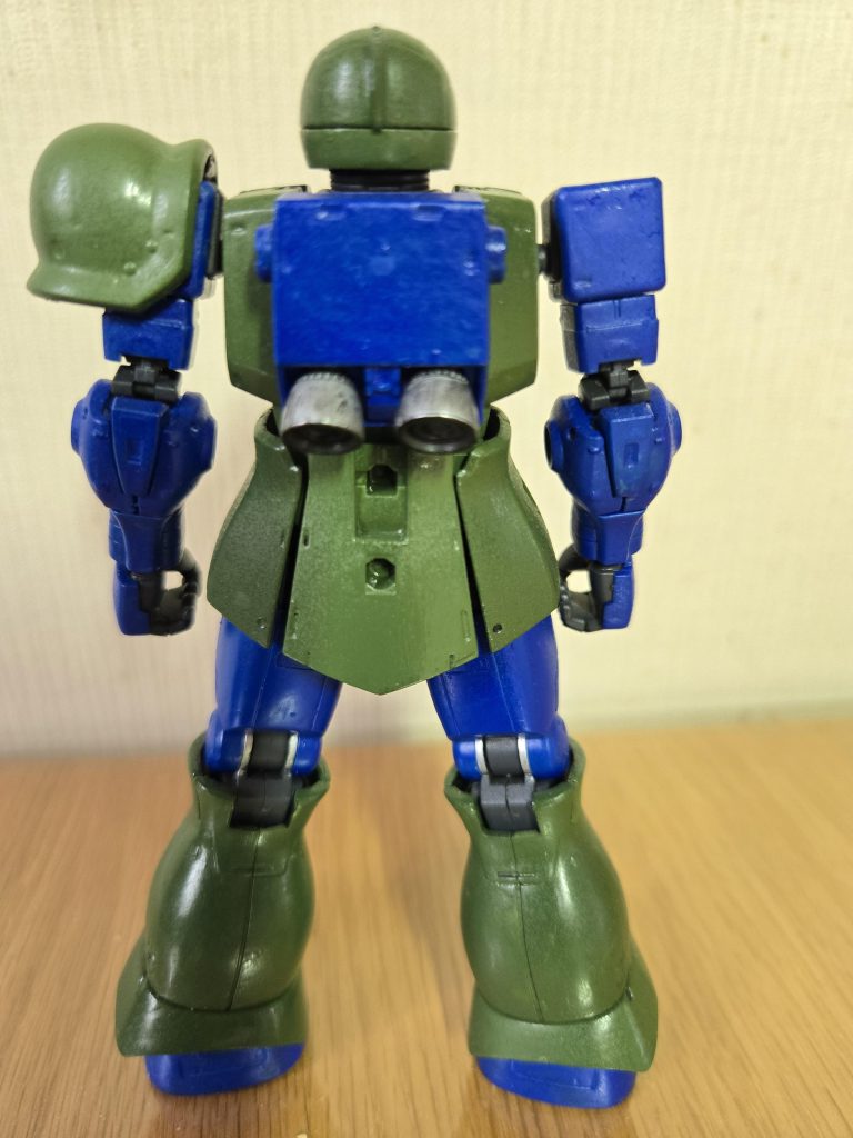 後ろ姿。肩プロテクターが片方だけなのが特長的です。